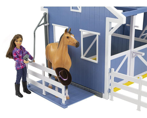 Breyer Deluxe Country Stable with Horse & Wash Stall